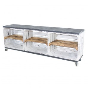 Kisten mit Holzbohlen: TV Schrank aus 3 shabby weißen Kisten mit geflammten Mittelbrett und 2 Bohlenbrettern in grau vintage auf Rollen, 150x93x30